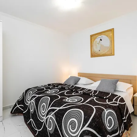 Dona Maria-five Bedroom Holiday With Pool Tatil Evi Prigradica