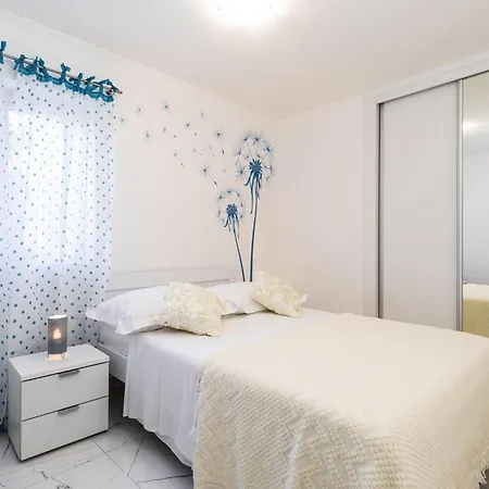 Dona Maria-five Bedroom Holiday With Pool Prigradica