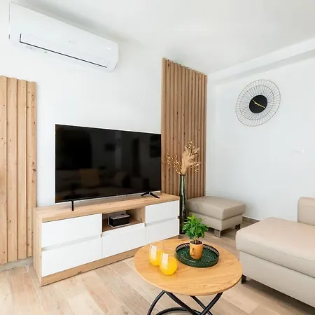 Tatil Evi Dona Maria-five Bedroom Holiday With Pool Prigradica