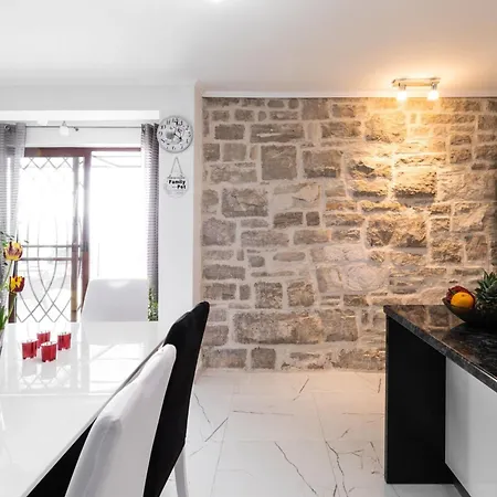 Dona Maria-five Bedroom Holiday With Pool Prigradica