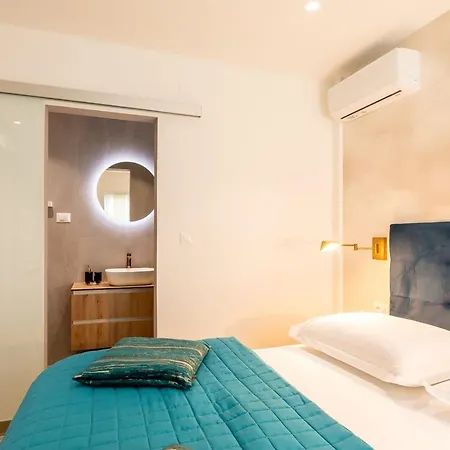 Tatil Evi Dona Maria-five Bedroom Holiday With Pool Prigradica