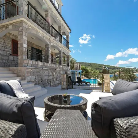 Dona Maria-five Bedroom Holiday With Pool Tatil Evi